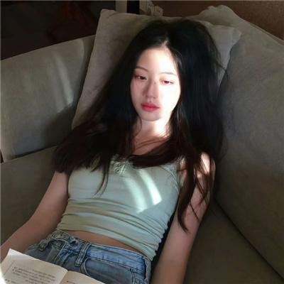 给小酒馆女子喝高杯酒